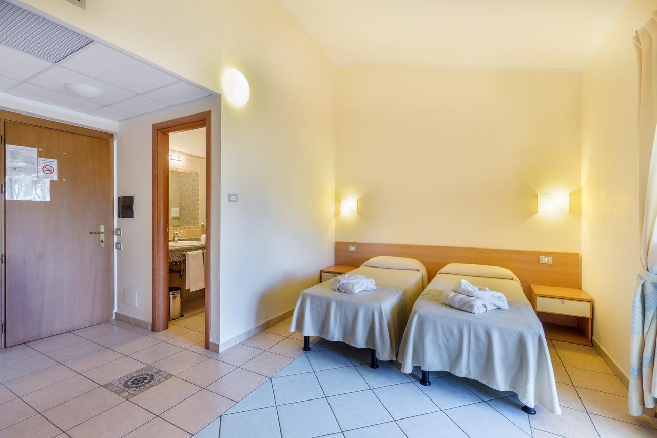 Hotel Baia Marina Orosei Buitenkant foto