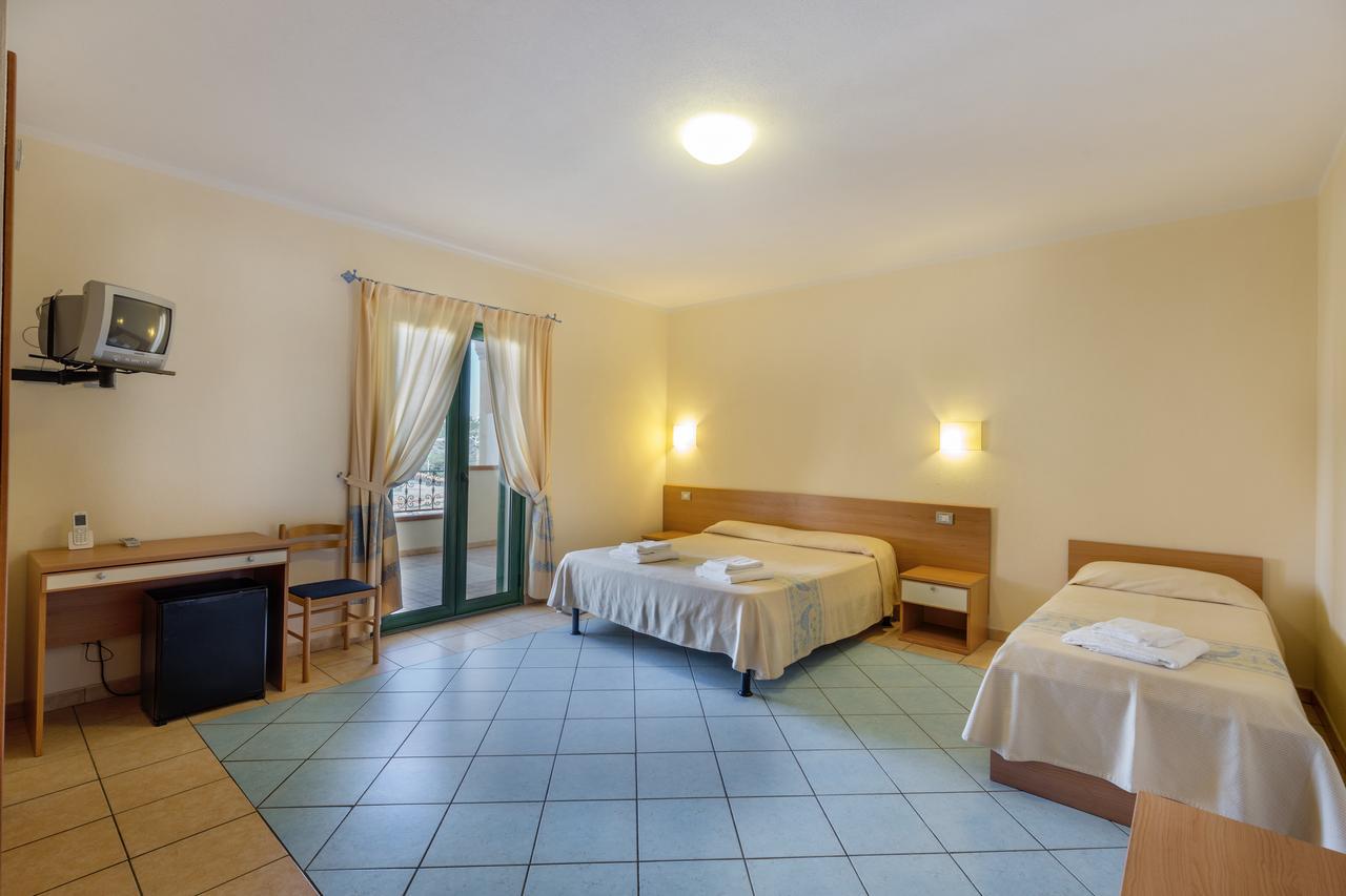 Hotel Baia Marina Orosei Buitenkant foto