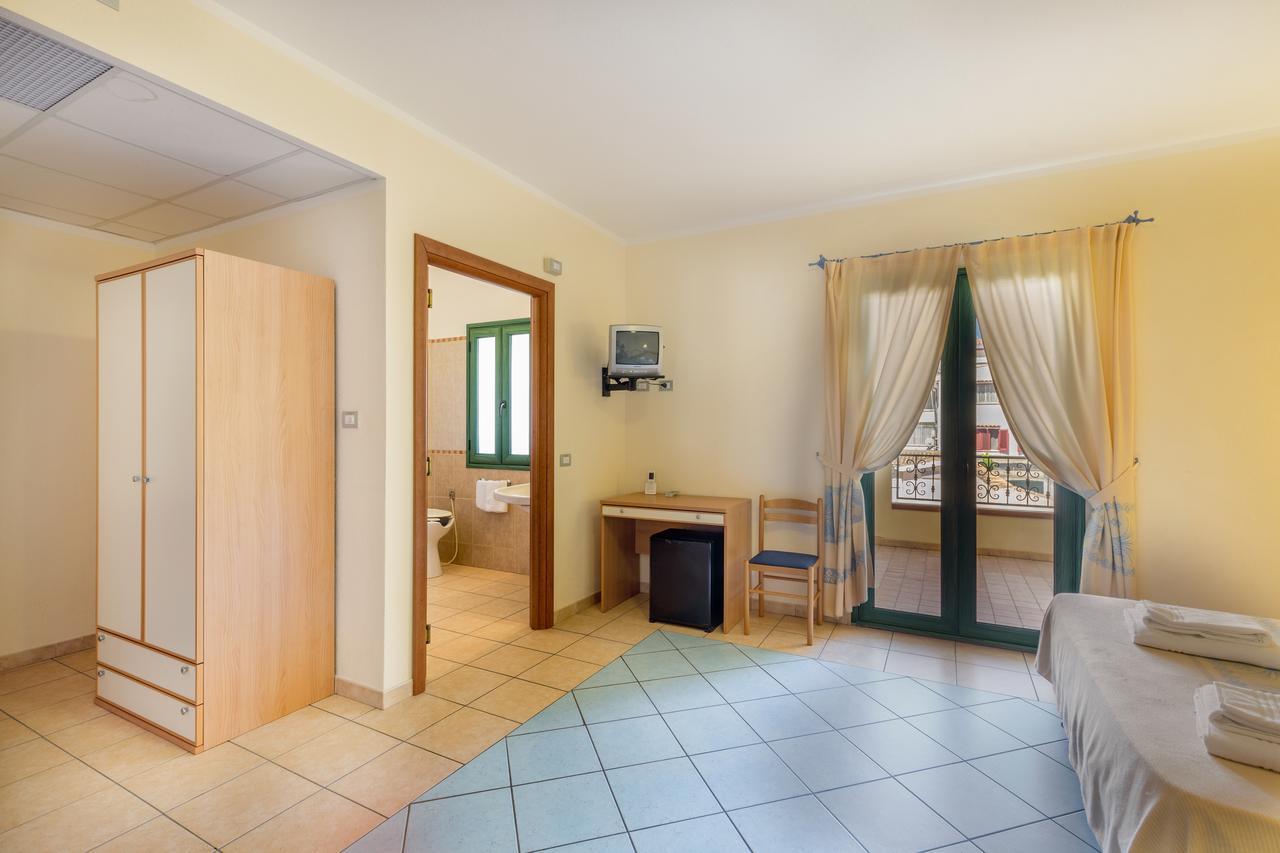 Hotel Baia Marina Orosei Buitenkant foto