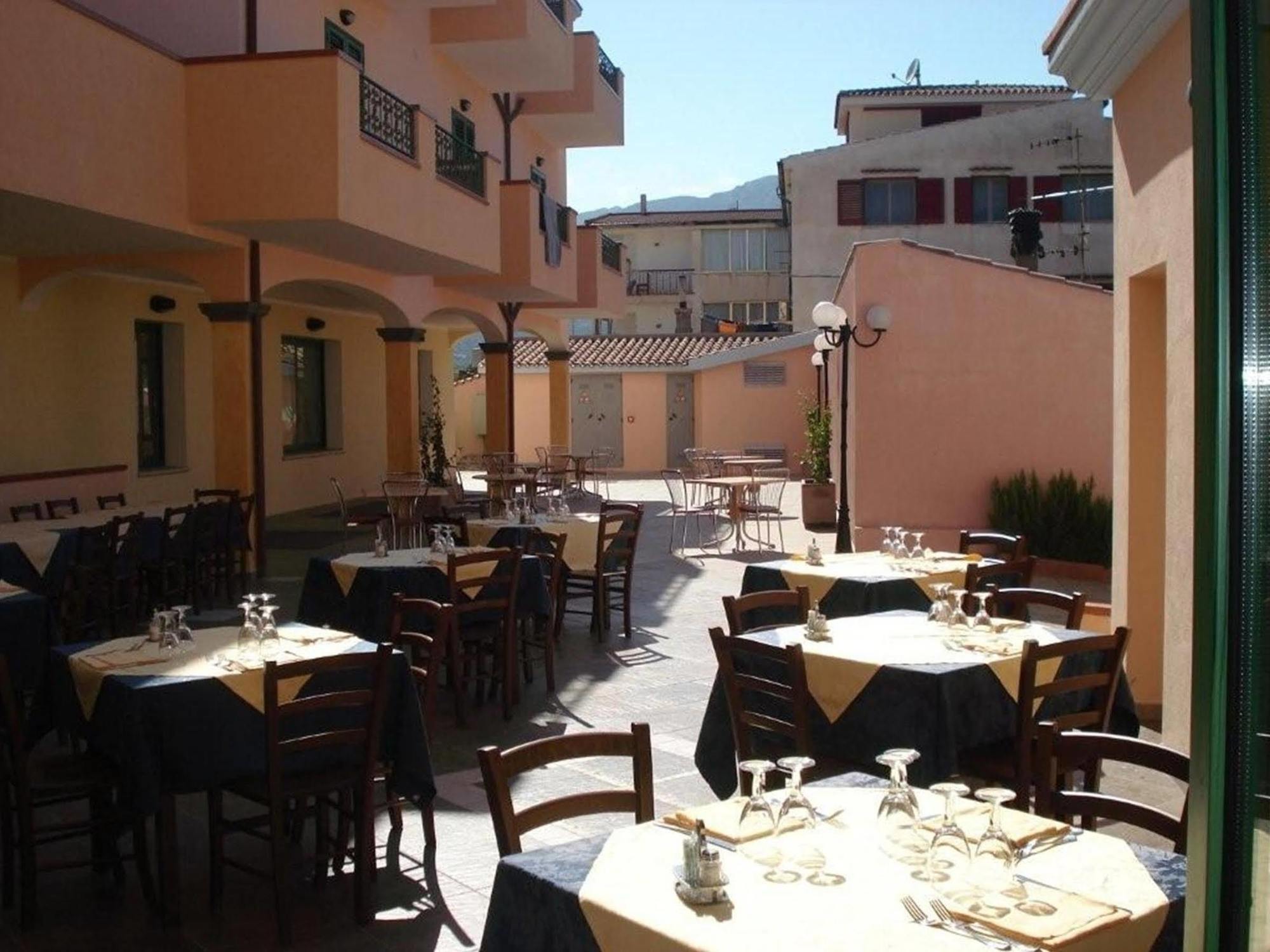 Hotel Baia Marina Orosei Buitenkant foto
