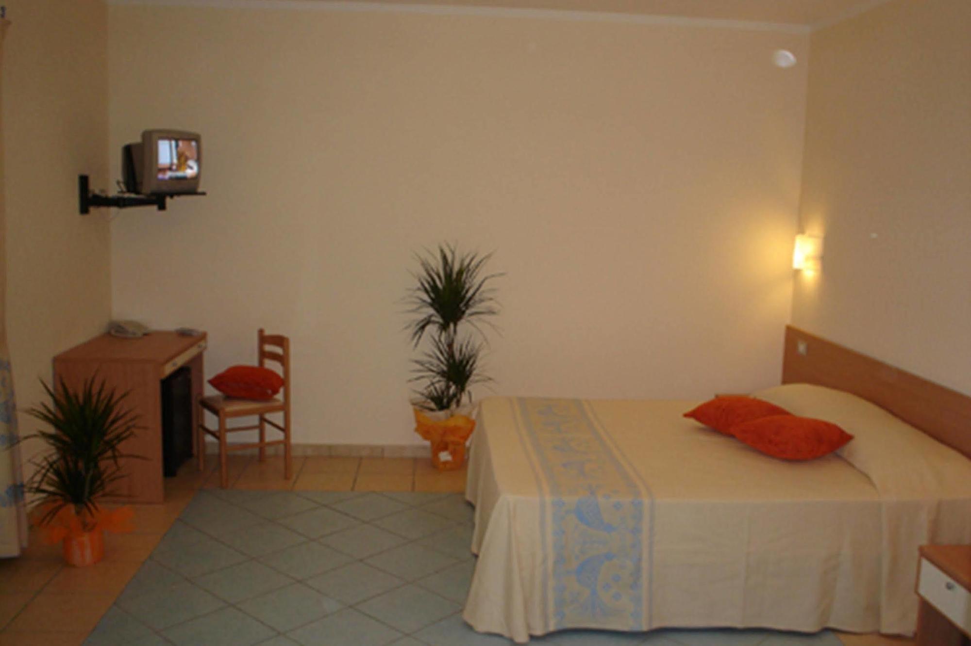 Hotel Baia Marina Orosei Buitenkant foto